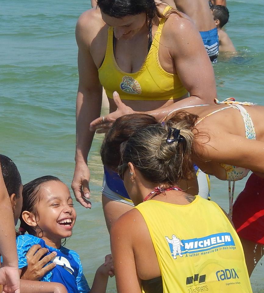 Sofia rindo como nunca em um banho de mar