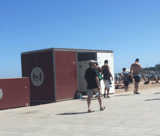 Banheiro público, na praia, contempla diversidade