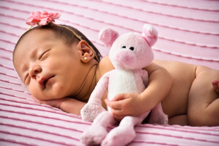 Rafaela dorme abraçada com bichinho de pelúcia, em ensaio fotográfico