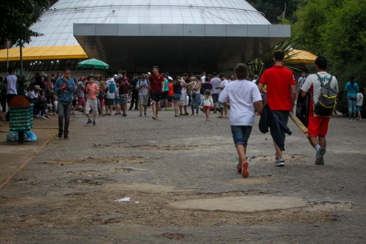 Pessoas passeiam pelo parque Ibirapuera