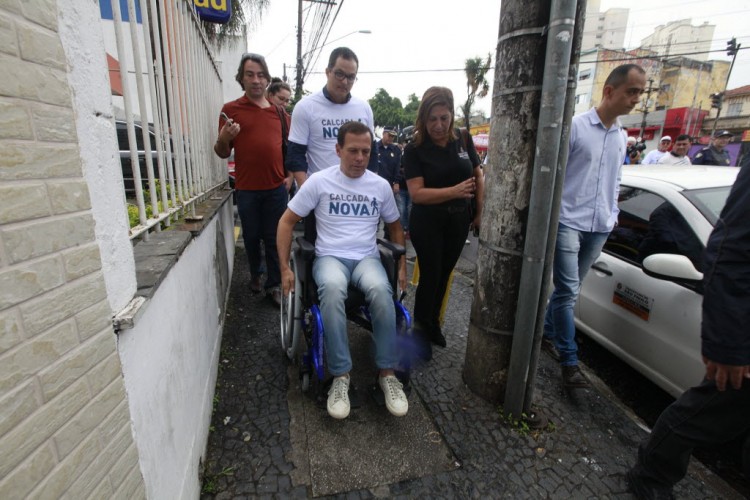 Em uma cadeira de rodas, prefeito João Doria testa calçadas na zona norte de SP
